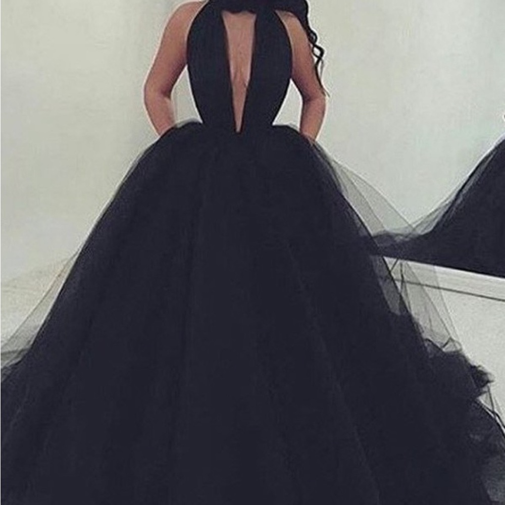 Ball Gown V-neck Sleeveless Court Train Tulle Dress